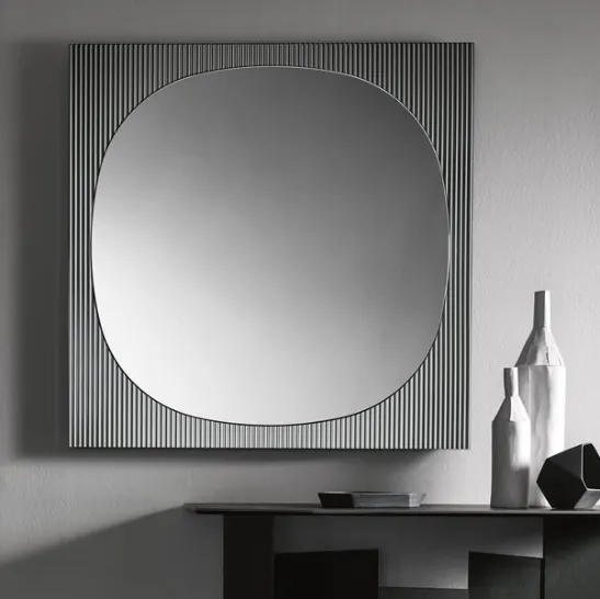 Specchio da parete con cornice realizzata tramite l’unione di un vetro ad effetto cannettato in rilievo e di un altro a specchio Bands di Tonelli
