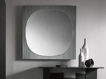 Specchio da parete con cornice realizzata tramite l’unione di un vetro ad effetto cannettato in rilievo e di un altro a specchio Bands di Tonelli