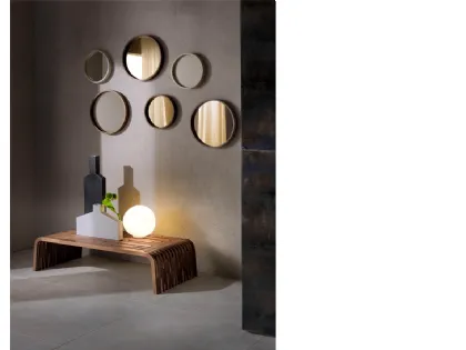 Specchio rotondo in colorazione naturale o bronzato con cornice in legno di frassino Oblò di Pacini e Cappellini