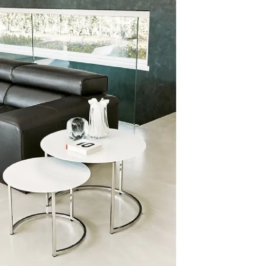 Tavolini sovrapponibili con top in vetro verniciato bianco e basamento in metallo Cin Cin di Pacini e Cappellini