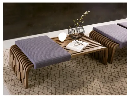 Tavolino di design in legno massello listellare curvato con cuscino in appoggio rivestito in tessuto Millerighe di Pacini e Cappellini
