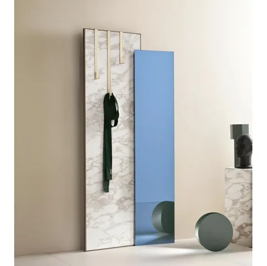 Appendiabiti in ceramica con due lastre inclinate, una effetto marmo, l'altra effetto specchio Welcome di Tonelli