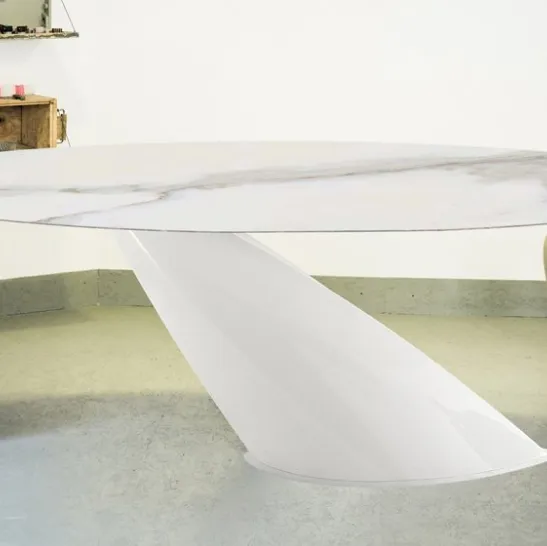 Tavolo di design con top in marmo e base in acciaio verniciato bianco Oslo di Domitalia