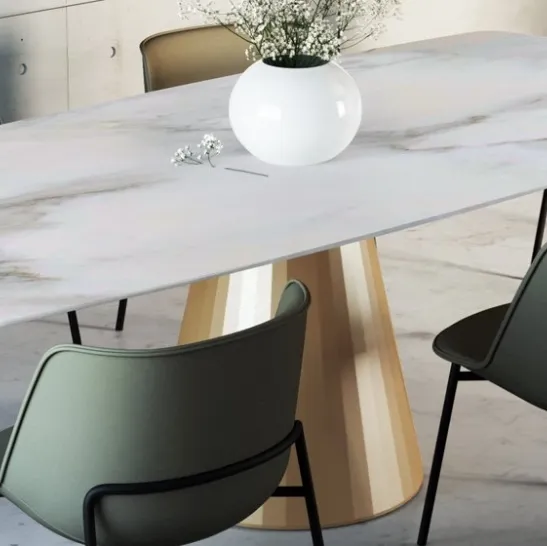 Tavolo con piano in marmo e base in acciaio verniciato Dorico Bo di Domitalia