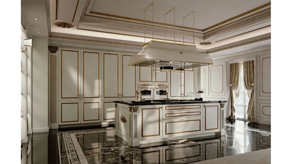 Cucina Classica con isola in laccato opaco e foglia d'oro con top in marmo Palatina 01 di Scic