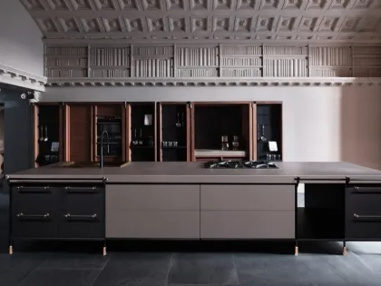 Cucina Design lineare in laccato opaco, ferro smaltato, pietra e legno Canossa di Scic