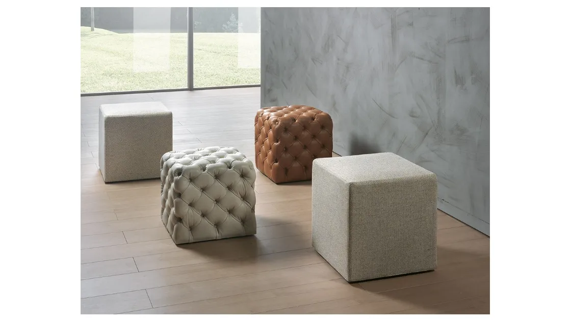 Pouf in pelle imbottito e trapuntato o in tessuto Cloud di Pacini e Cappellini