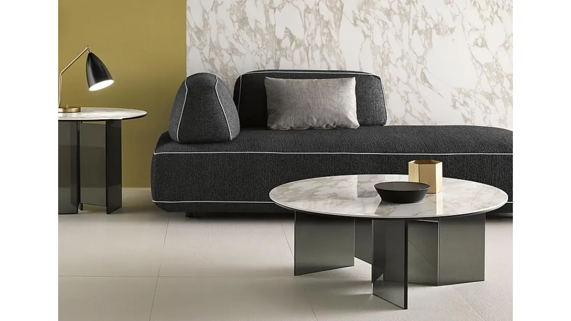 Tavolino in ceramica effetto marmo con basamento in vetro Metropolis di Tonelli