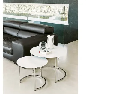 Tavolini sovrapponibili con top in vetro verniciato bianco e basamento in metallo Cin Cin di Pacini e Cappellini