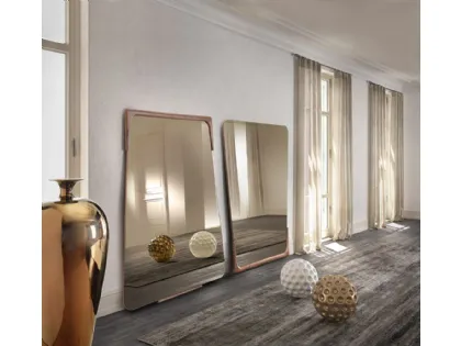 Specchiera di design dalla forma sagomata con cornice in massello di Noce Canaletto Destiny di Pacini e Cappellini
