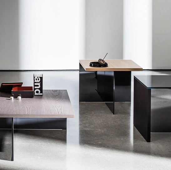 Tavolini Regolo Square con top in legno o vetro Nero e base in vetro fumé di Sovet