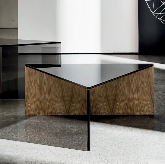 Tavolino Regolo Triangular con top in vetro Nero e base in legno e vetro fumé di Sovet