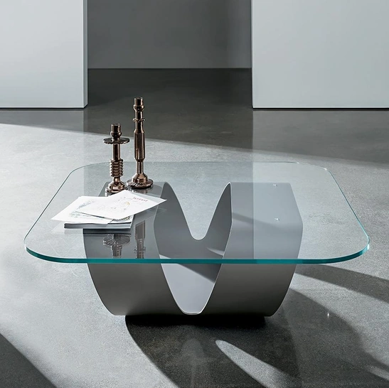 Tavolino di design Ring con top in vetro e struttura in lastra di metallo curvata di Sovet