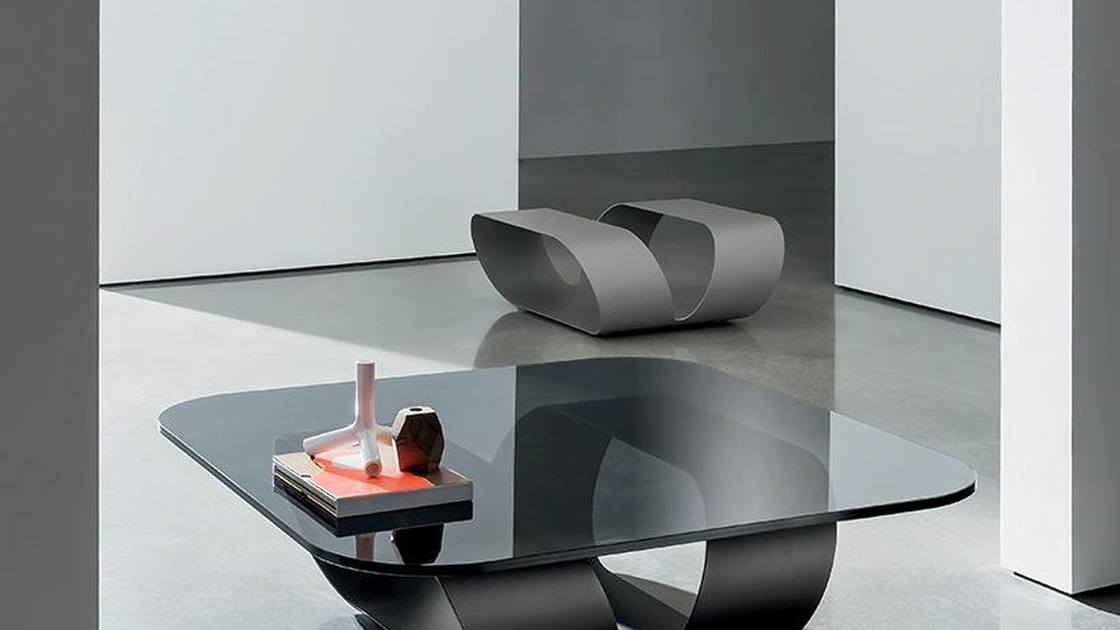 Tavolino di design Ring con top in vetro e struttura in lastra di metallo curvata di Sovet