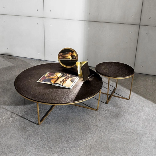 Tavolini Piktor con top in vetro materico con base in metallo laccato ottone brunito di Sovet