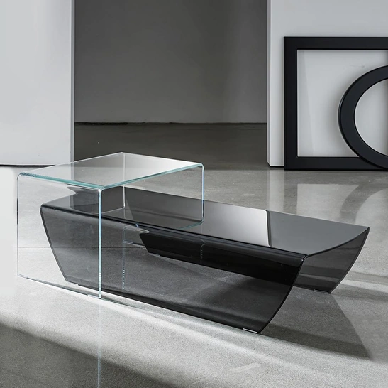 Tavolino di design Taky in vetro curvo trasparente extrachiaro o fumé di Sovet