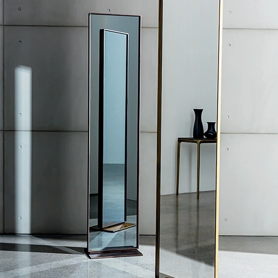 Specchiera bifacciale rettangolare con base a terra in metallo e telaio in alluminio laccato Visual Free standing di Sovet