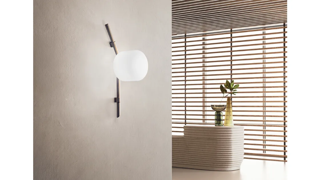 Lampada da parete con diffusore in vetro opale soffiato e struttura in metallo verniciato Floed di Kundalini