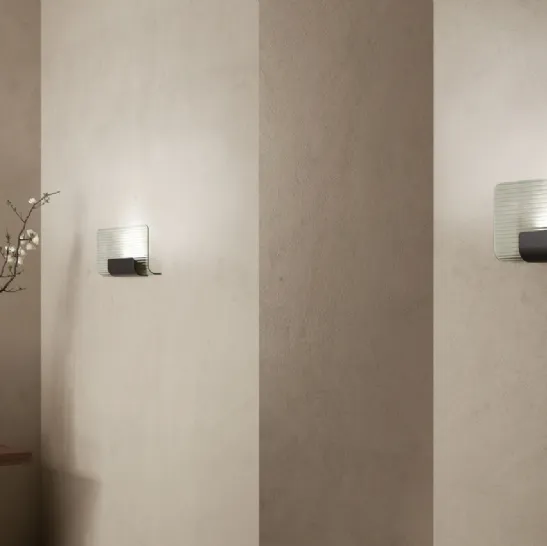 Lampada da parete con diffusore in vetro e struttura in alluminio Nami Wall di Kundalini