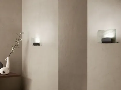 Lampada da parete con diffusore in vetro e struttura in alluminio Nami Wall di Kundalini