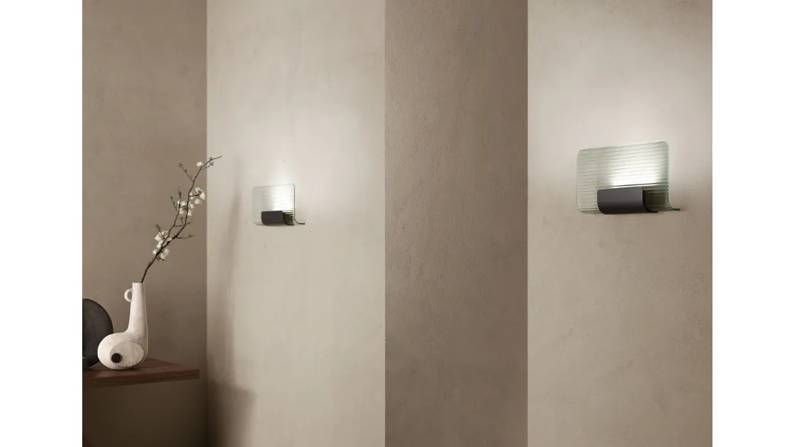 Lampada da parete con diffusore in vetro e struttura in alluminio Nami Wall di Kundalini