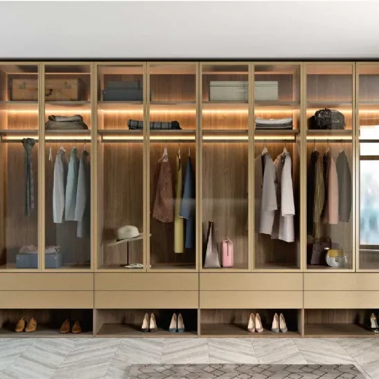 Armadio con ante in vetro e profilo e cassetti in laccato Bebop di GF Interiors