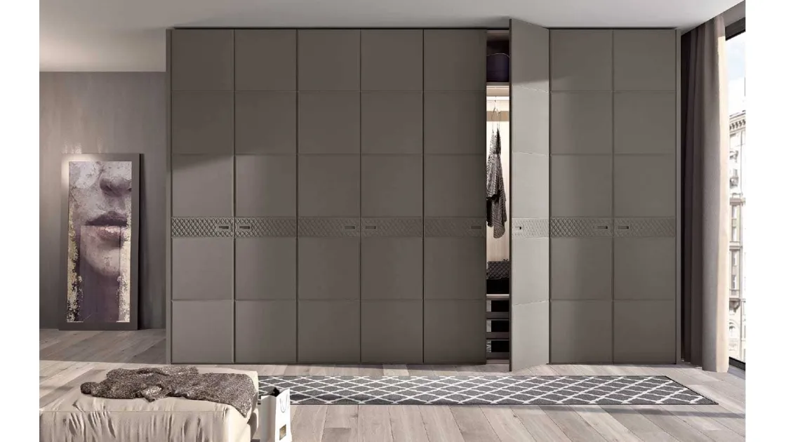 Armadio Ellington in ecopelle ad anta battente di GF Interiors