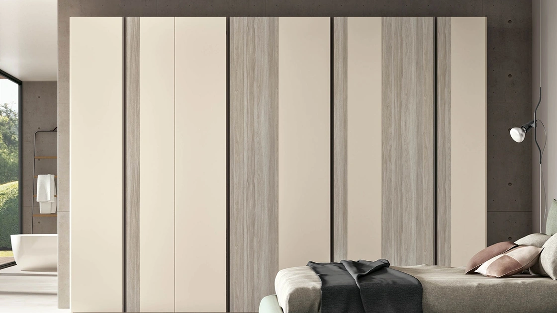 Armadio con ante battenti in laccato opaco e melaminico con manigle a tutta altezza Slim di Clever