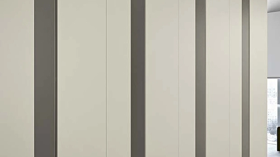 Armadio con ante battenti in laccato opaco a due colori Slim di Clever