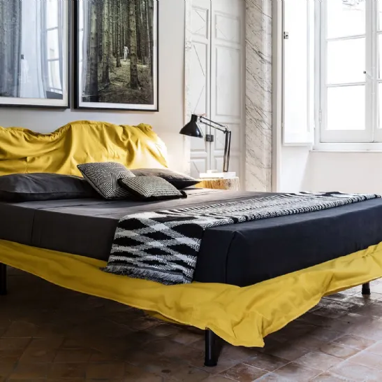 Letto di design effetto stropicciato Big Hug di Mogg