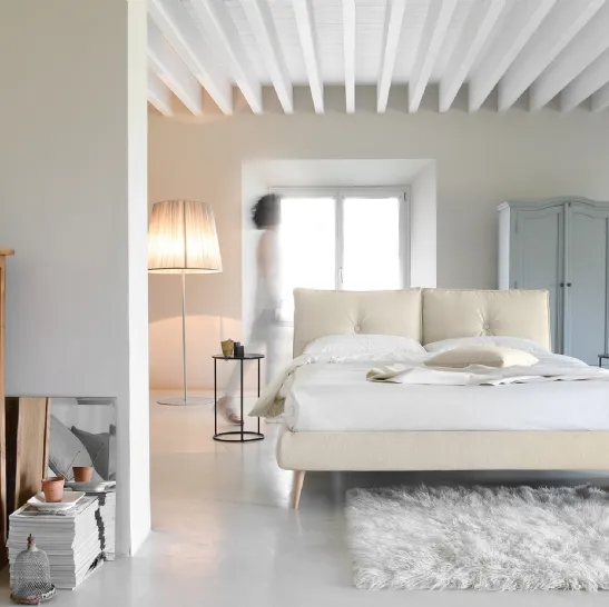 Letto matrimoniale imbottito con testiera So Lively di Noctis