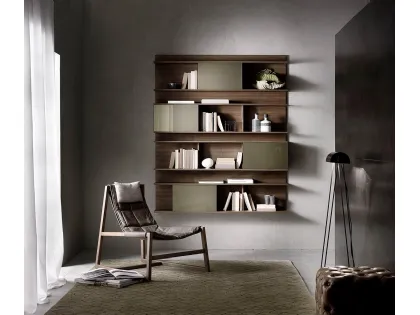Libreria moderna sospesa, a moduli in legno Noce Canaletto e antine scorrevoli in vetro Berchet di Pacini e Cappellini