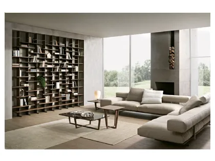 Libreria a muro modulare e asimmetrica in legno Elisabeth di Pacini e Cappellini
