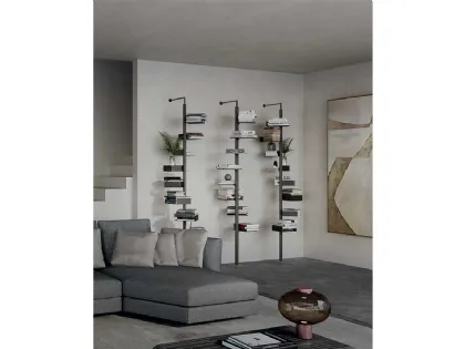 Libreria verticale formata da un palo ottagonale in legno massello su cui si innestano ripiani in metallo o vetro, che genera una spirale pensata per essere vista da tutte le prospettive, Octagon di Pacini e Cappellini