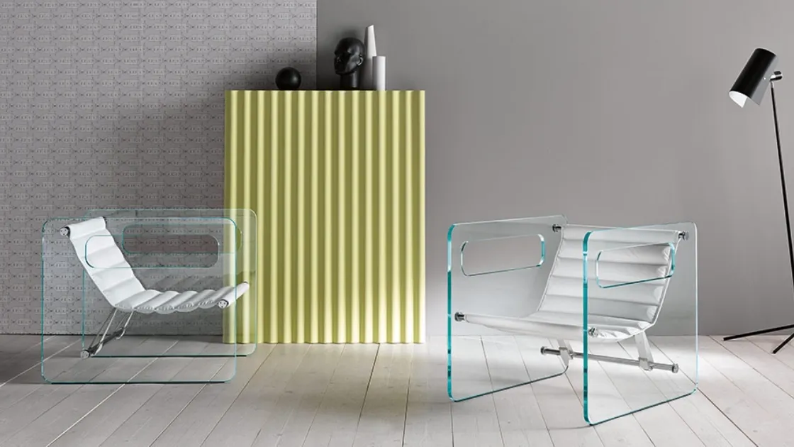 Poltroncina con seduta regolabile in pelle e struttura in vetro Naked di Tonelli