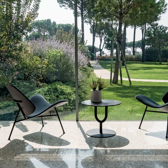 Poltroncina Kram di design in tessuto imbottito di Infiniti