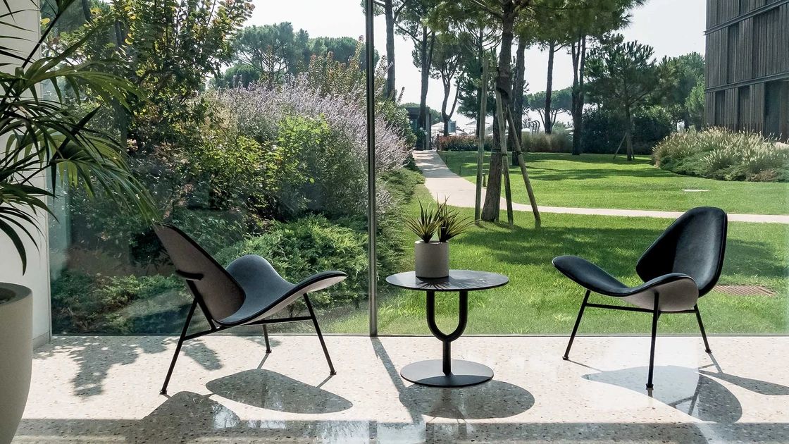 Poltroncina Kram di design in tessuto imbottito di Infiniti