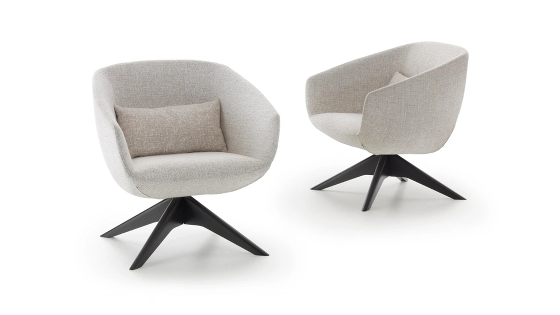 Poltroncina girevole in tessuto, imbottita con base in legno Mya di Pacini e Cappellini