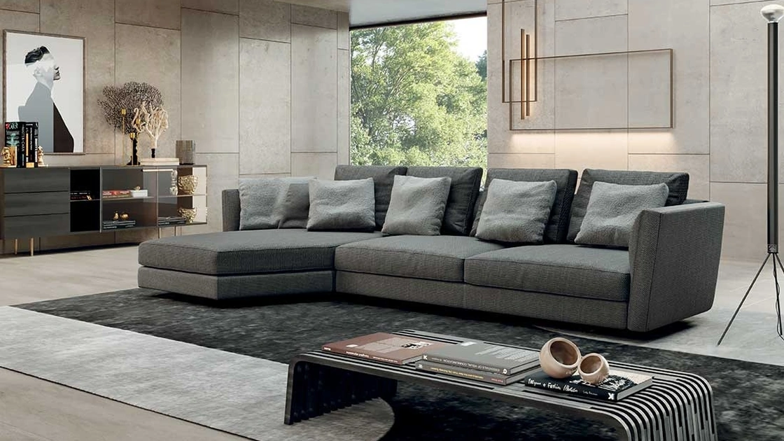 Divano in tessuto con penisola dalla forma asimmetrica Ester di Pacini e Cappellini