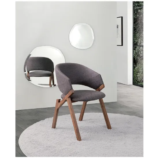 Sedia di design con struttura in massello di frassino e schienale e seduta rivestiti in tessuto Byron di Pacini e Cappellini