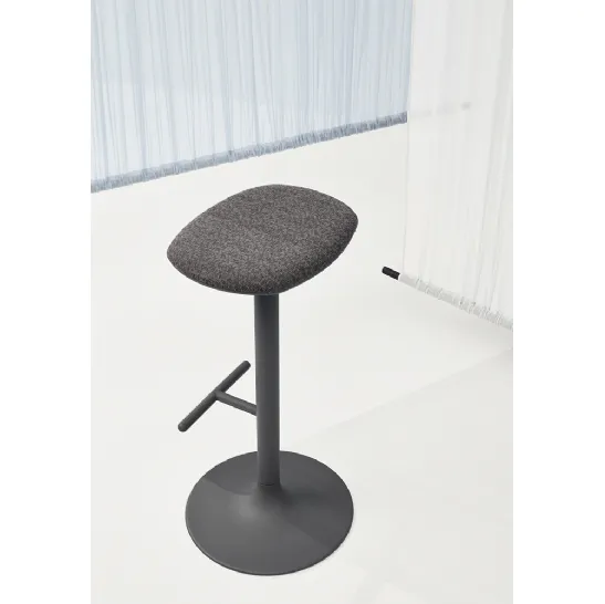 Sgabello Flink Stool con seduta in tessuto imbottito e base in acciaio di Infiniti