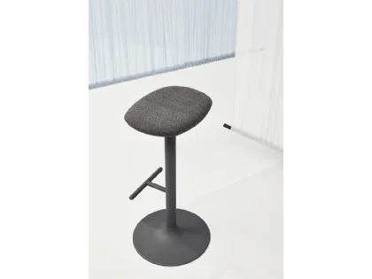 Sgabello Flink Stool con seduta in tessuto imbottito e base in acciaio di Infiniti