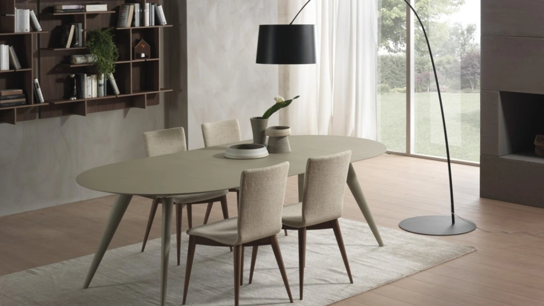 Sedia in tessuto imbottita, con struttura in legno massello e scocca curvata Ambra di Pacini e Cappellini