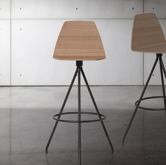 Sgabello Sila in legno con gambe in metallo di Sovet