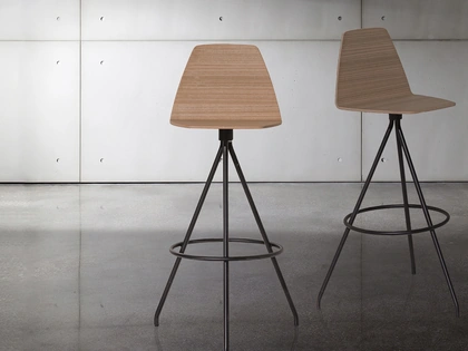 Sgabello Sila in legno con gambe in metallo di Sovet