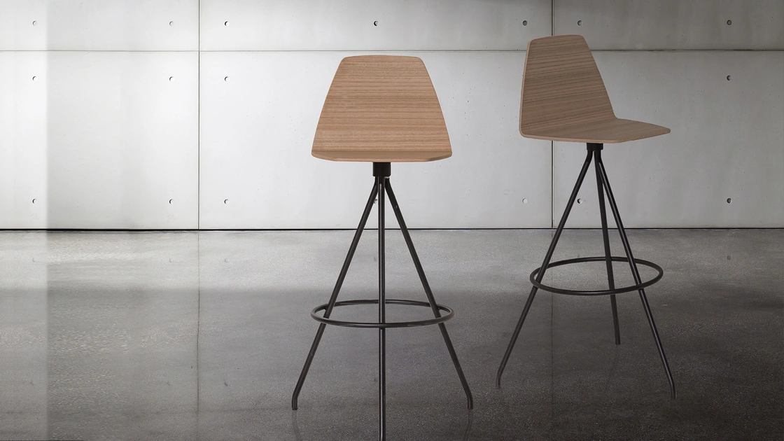 Sgabello Sila in legno con gambe in metallo di Sovet