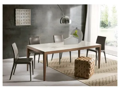 Tavolo rettangolare in ceramica con base in legno massello Dominique di Pacini e Cappellini