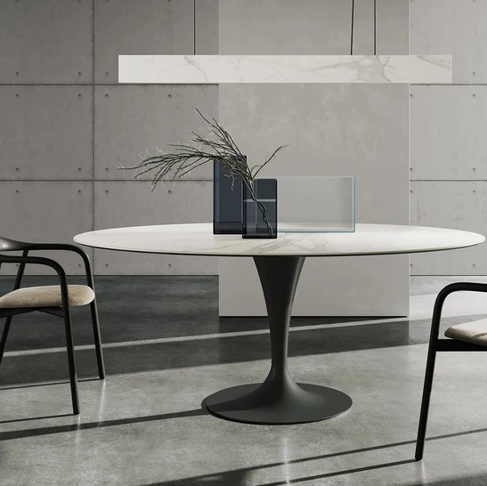 Tavolo Flûte ellittico dalla linea elegante con top in ceramica di Sovet