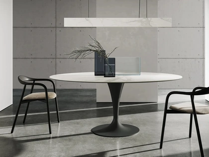 Tavolo Flûte ellittico dalla linea elegante con top in ceramica di Sovet