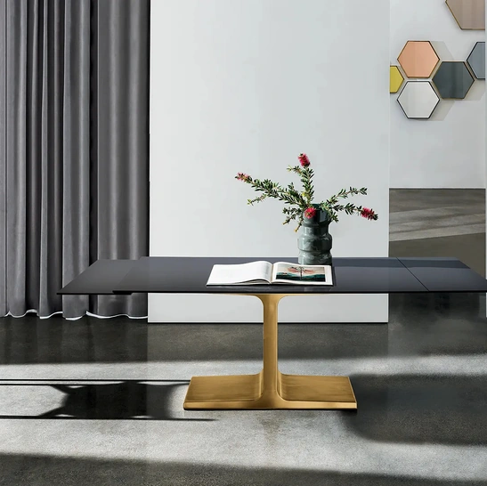 Tavolo Palace Extensible con top in vetro laccato e base in metallo brunito di Sovet